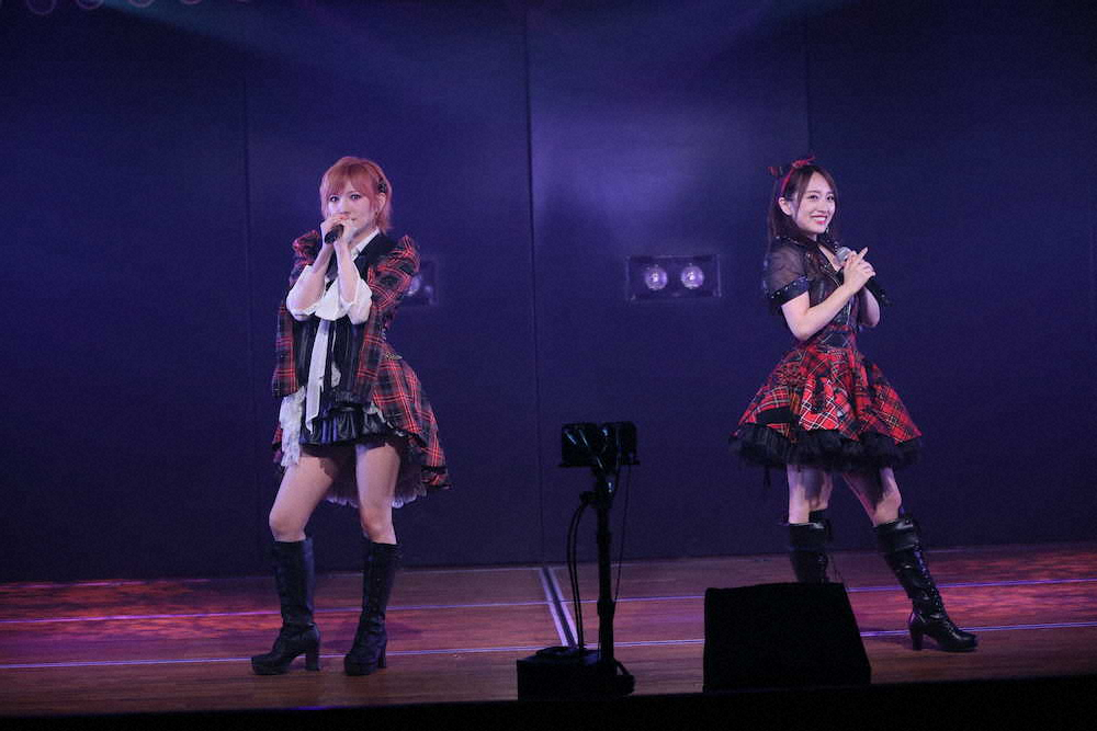 東京・秋葉原のAKB48劇場で配信限定公演を行った岡田奈々（左）と向井地美音（右）（C）AKB48