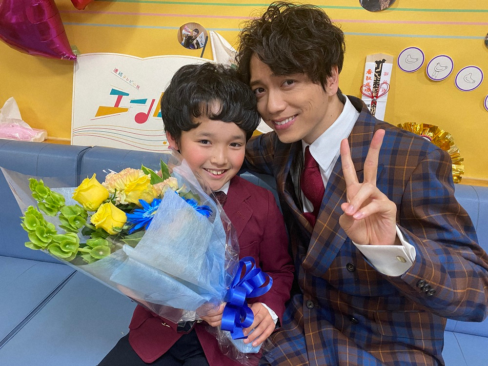 連続テレビ小説「エール」で自身のクランクアップを迎えた山口太幹に花束を贈る山崎育三郎（右）（C）NHK
