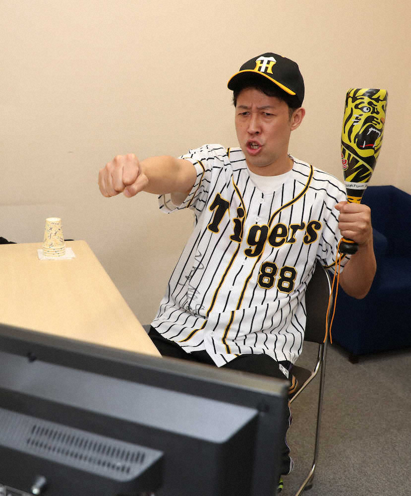 【画像・写真】阪神戦をテレビ観戦し応援する小籔千豊（撮影・後藤　正志）