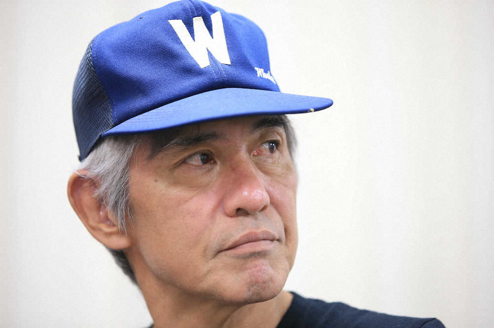 【画像・写真】真剣な表情でテレビ中継に見入る佐藤浩市　（撮影・白鳥　佳樹）　　