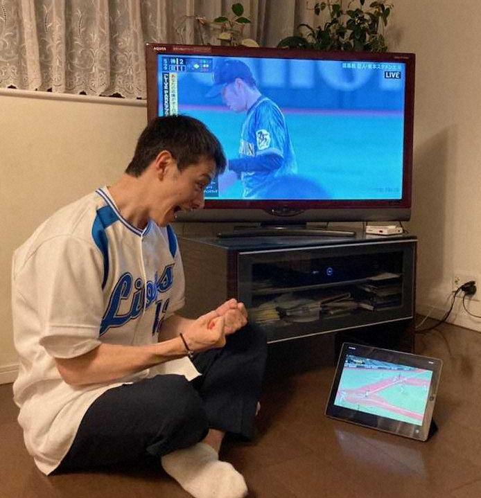 【画像・写真】西武―日本ハムをタブレットで観戦するウエンツ瑛士。テレビは母が巨人―阪神を観戦
