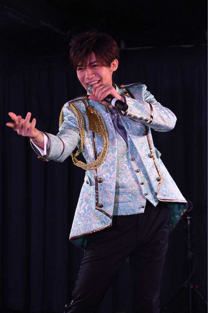 【画像・写真】新浜レオン　無観客ライブで熱唱　新曲「君を求めて」発売記念