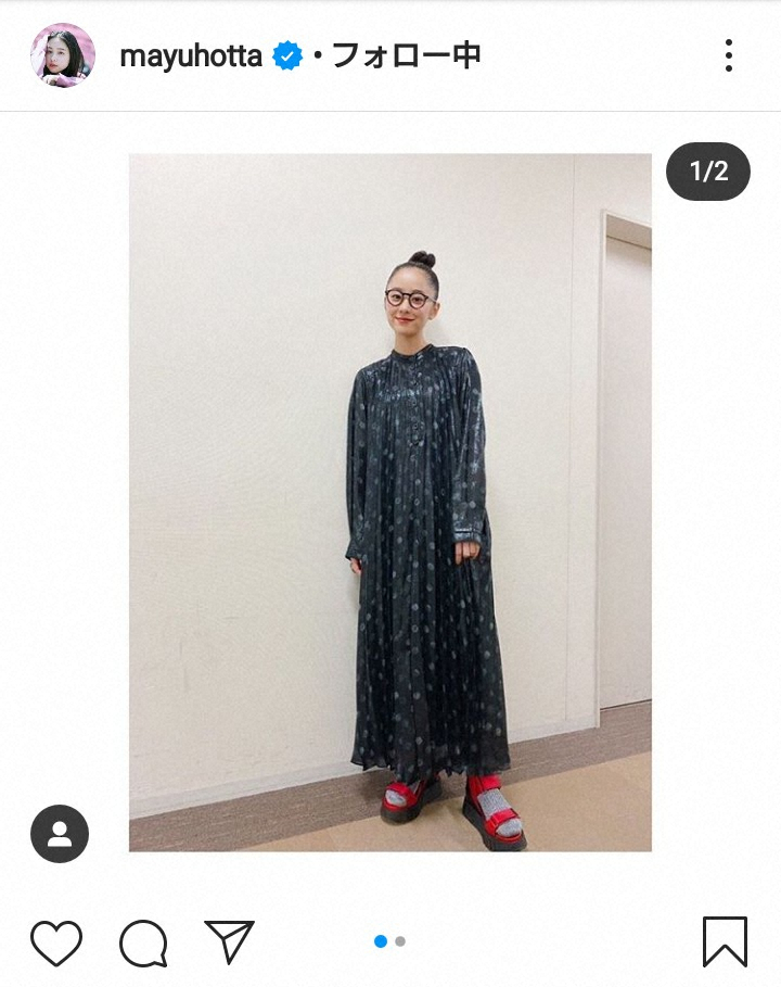 【画像・写真】堀田真由　お団子ヘア＆メガネ姿披露　デコ出しショットに「キレイなおでこ」「顔ちっさい」