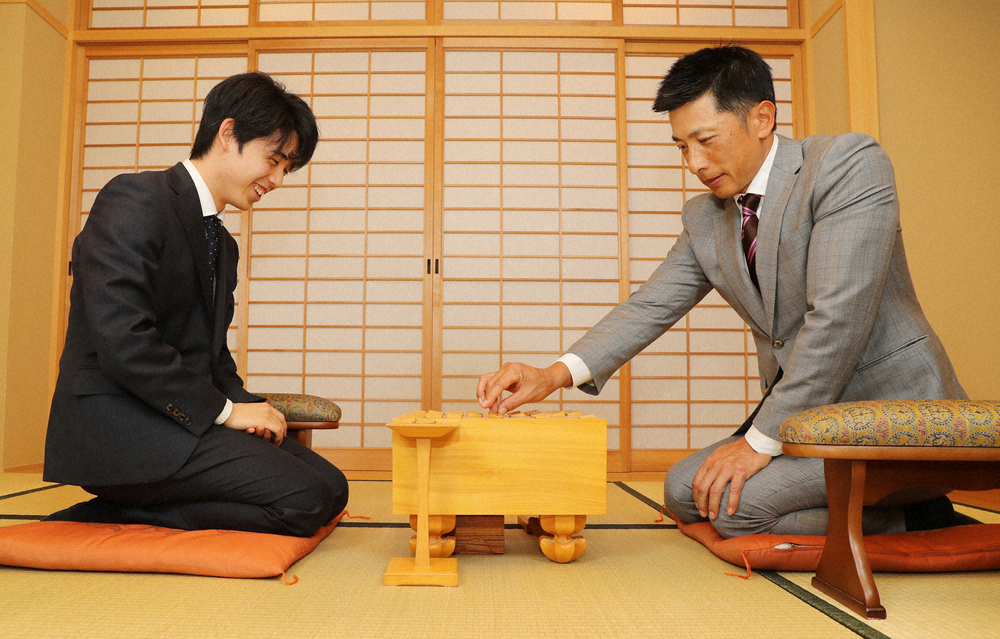 対局する藤井七段（左）と阪神・矢野監督
