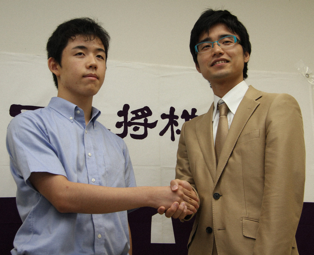 16年、奨励会三段リーグ戦を突破し四段昇段を決めた藤井（左）と大橋