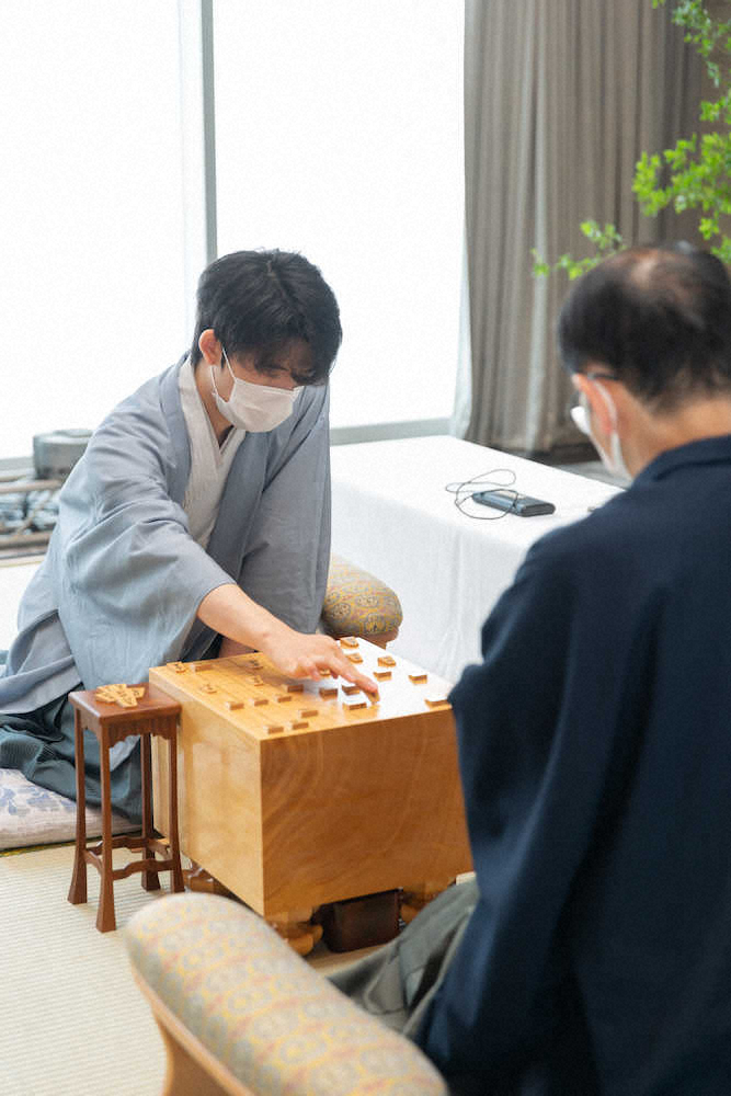 【画像・写真】木村一基王位（手前）との対局を再開した藤井聡太七段（日本将棋連盟提供）