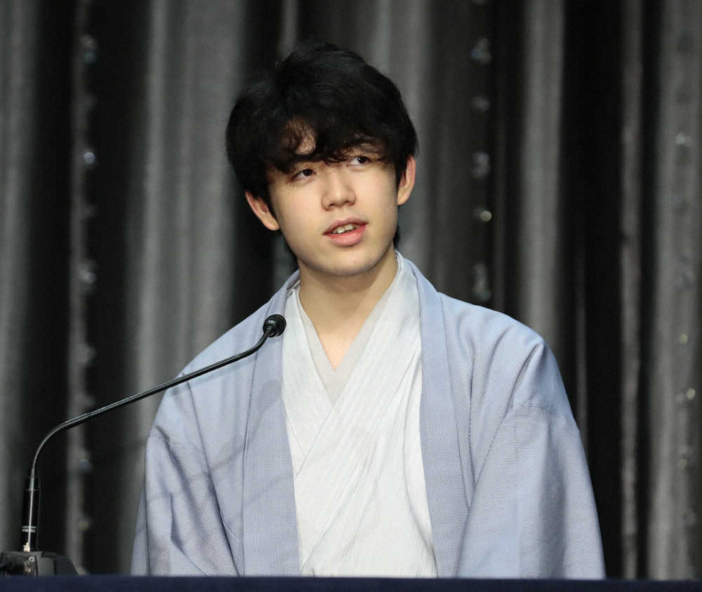 【画像・写真】王位戦七番勝負の第1局に勝利し記者会見に臨んだ藤井聡太七段（撮影・後藤　大輝）
