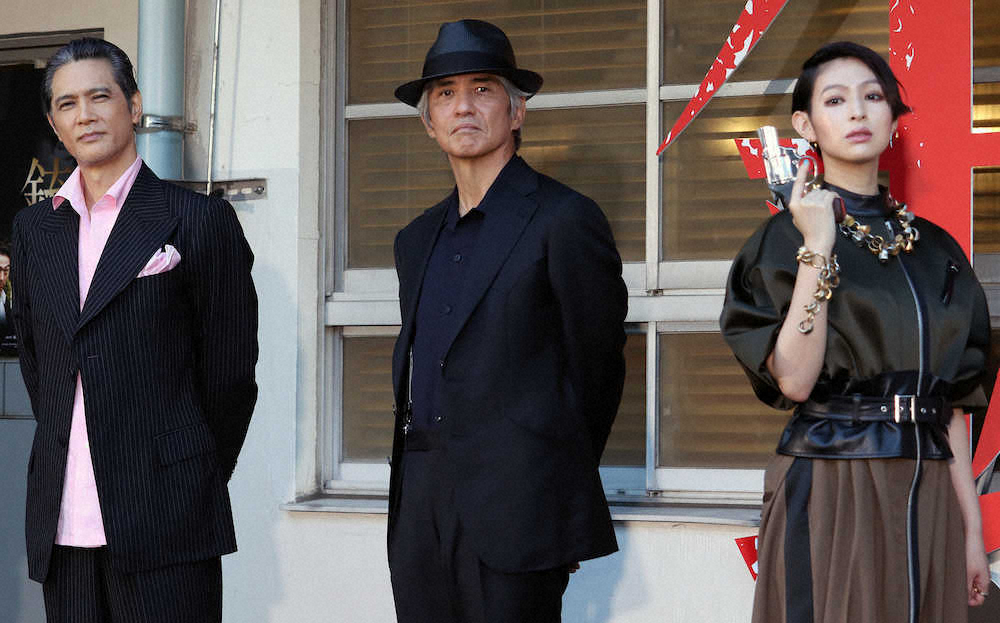 映画「銃2020」の完成会見に出席した（左から）加藤雅也、佐藤浩市、日南響子