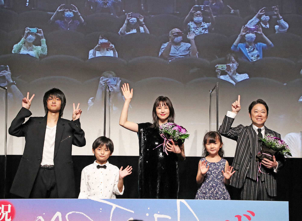 【画像・写真】全国5都市の映画館とリモート中継しながら舞台挨拶を行った（左から）奥平大兼、郡司翔、長澤まさみ、浅田芭路、阿部サダヲ（撮影・西川祐介）