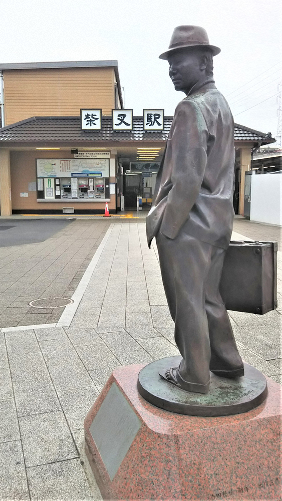 柴又駅前にある寅さんの銅像