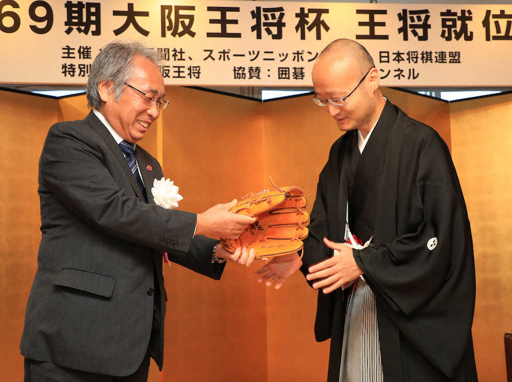 【画像・写真】渡辺王将、就位式で「気分上がった」ヤクルト村上パワーで藤井七段との棋聖戦“逆転”に闘志
