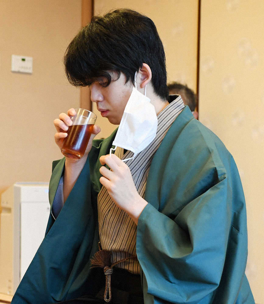 【画像・写真】藤井聡太七段　ストレートで史上最年少戴冠なるか　緑色の和服で登場　棋聖戦第3局スタート