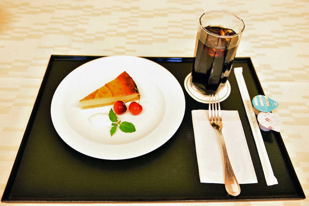 渡辺明棋聖の午前のおやつは「チーズケーキ」と「アイスコーヒー」（日本将棋連盟提供）