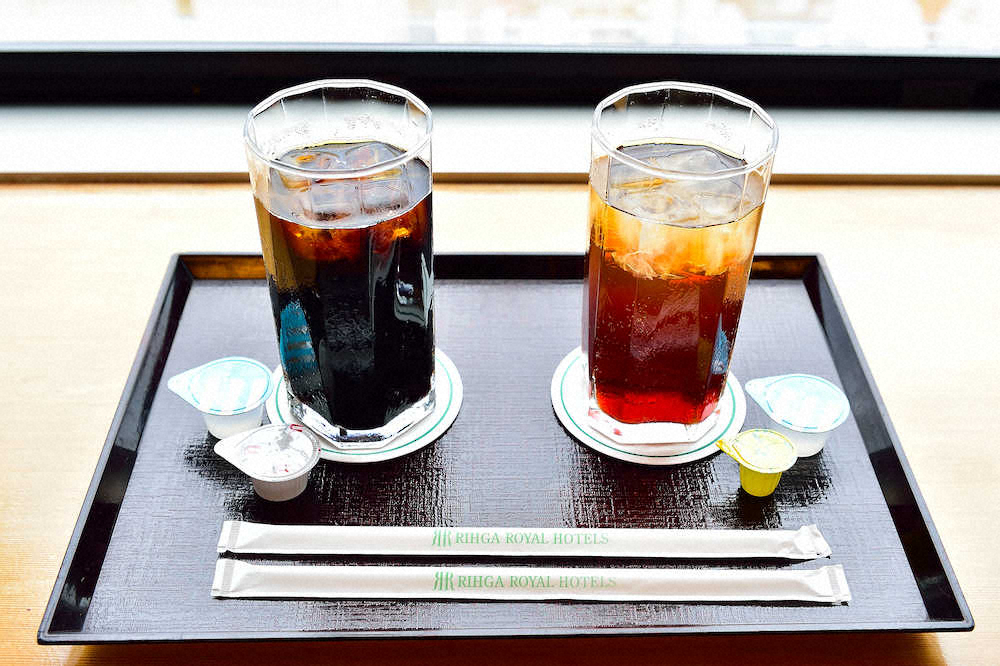 午後のおやつ　渡辺棋聖が「アイスコーヒー」（左）、藤井七段が「アイスティー」（提供・日本将棋連盟）
