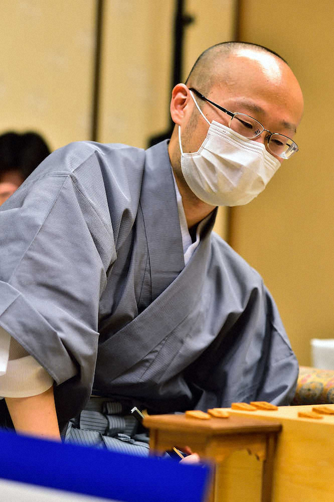 【画像・写真】渡辺棋聖　最強3冠の底力　カド番から反撃ののろし「しのぐことができた　この勢いで来週も」