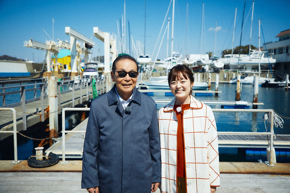 11日放送の「ブラタモリ」は約3カ月ぶりの新作。神奈川・葉山町を訪れる（左から）タモリ、浅野里香アナウンサー（C）NHK