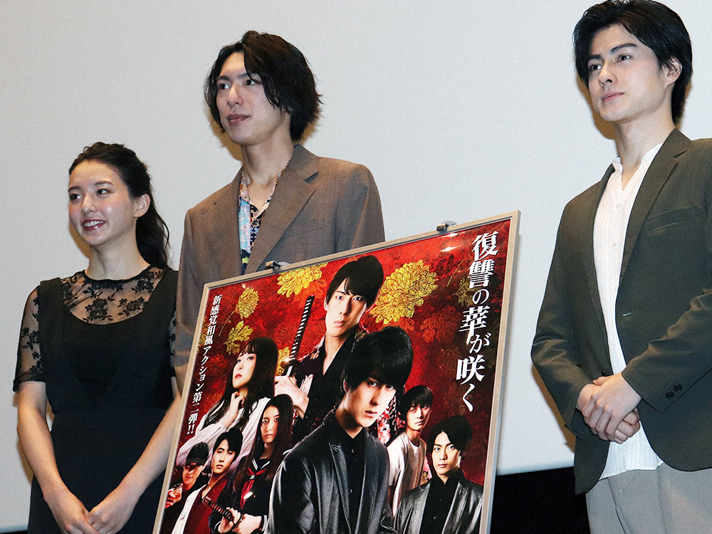 映画「BLOOD－CLUB　DOLLS2」初日舞台あいさつに登壇した(左から)宮原華音、北園涼、松村龍之介