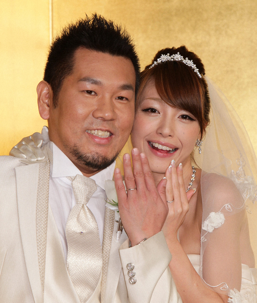 11年2月の結婚披露パーティーで結婚指輪を披露する藤本敏史（左）と木下優樹菜
