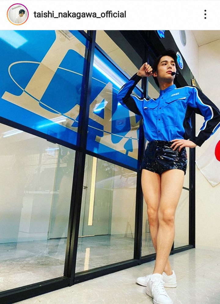 【画像・写真】中川大志「今年の夏は一分丈だよ？」　短パン姿で美脚披露に「攻めたねー！」「爆笑」「びっくり」