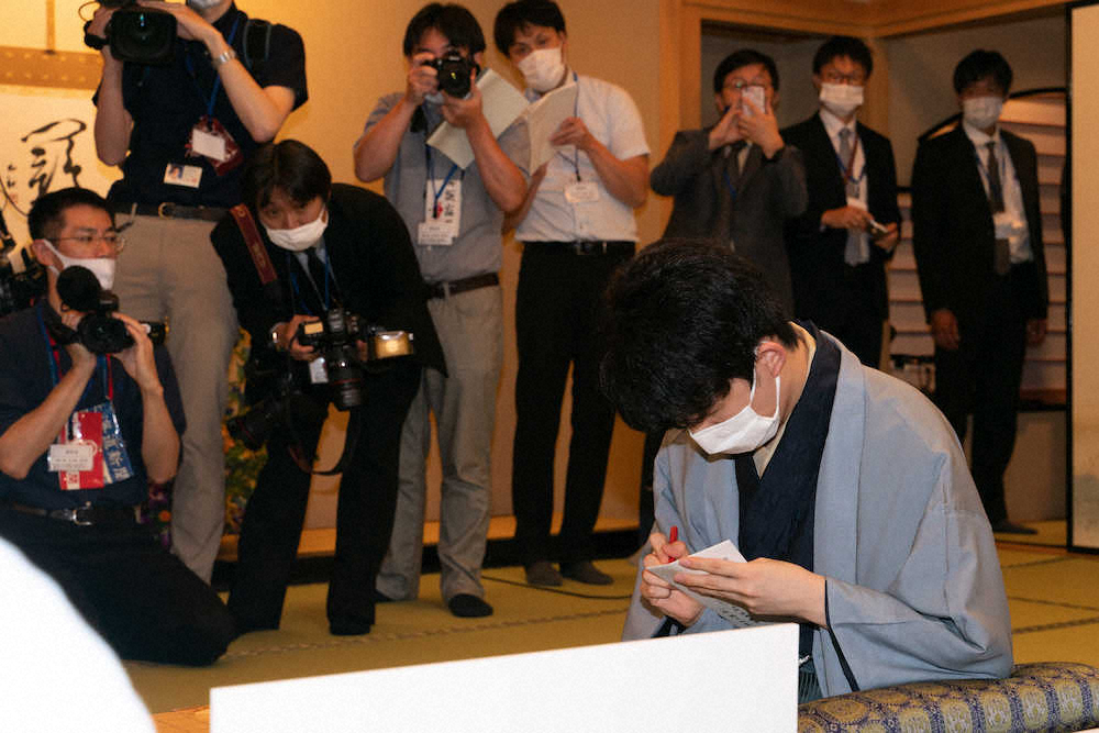 【画像・写真】藤井聡太七段「封じ手」をタイトル戦で初めて経験　王位戦第2局第1日が終了
