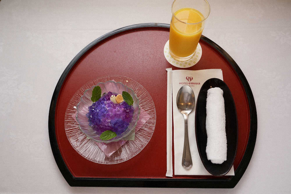 木村王位の午後のおやつ　あじさいゼリーとオレンジジュース（日本将棋連盟提供）