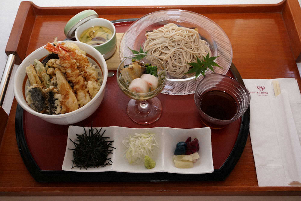 木村王位の昼食　「天丼とそばのセット」（日本将棋連盟提供）