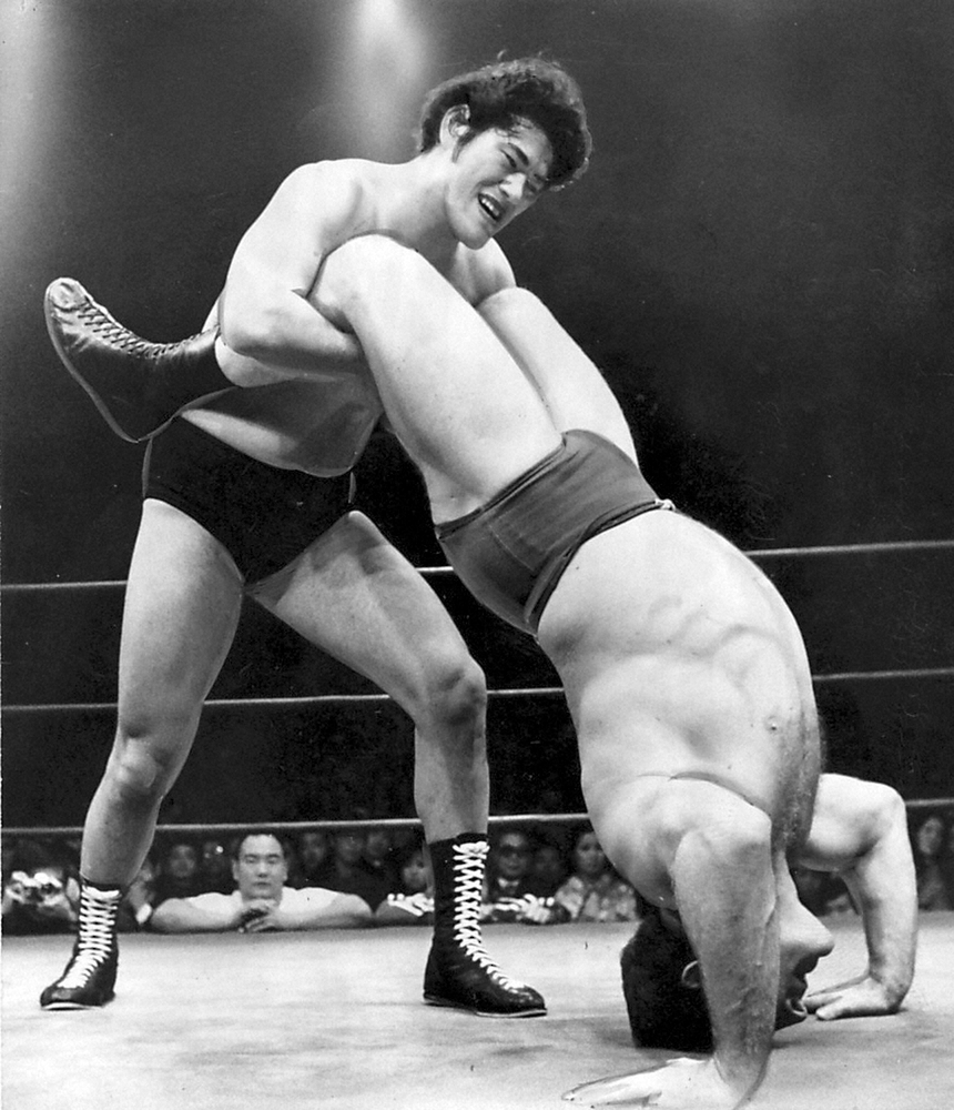 1972年の新日本プロレスの旗揚げ戦でカール・ゴッチ(右)と対戦したアントニオ猪木氏(左)