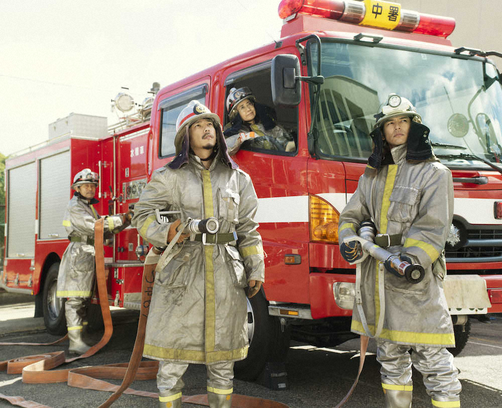 原案の写真集の表紙を再現し、消防士に扮した（左から）平田満、二宮和也、風吹ジュン、妻夫木聡