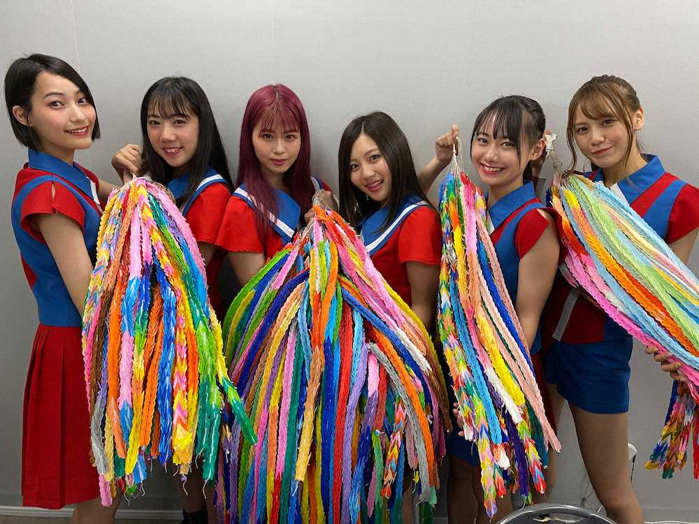 集まった折り鶴を手にするアイドルグループ「HelloYouth」（ハローユース）のメンバー（左から）大葉、花城、田仲、大島、平松、藤咲
