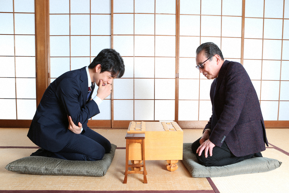 2018年の新春対談で将棋の対局をする藤井聡太四段（左）とタモリ