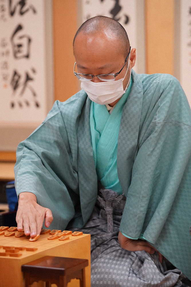 【画像・写真】藤井聡太七段　最年少タイトルなるか　黒い羽織に白着物で登場　棋聖戦第4局開始