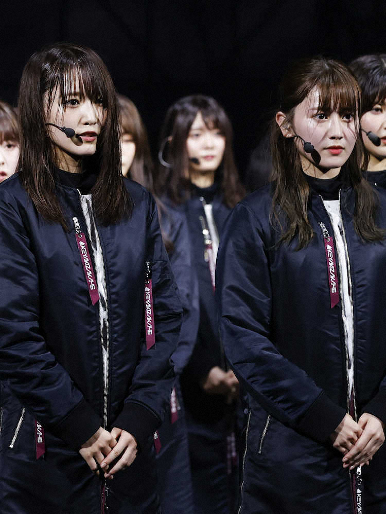 5年間で活動に幕を引くことを発表する欅坂46の菅井友香（左）。右は守屋茜　