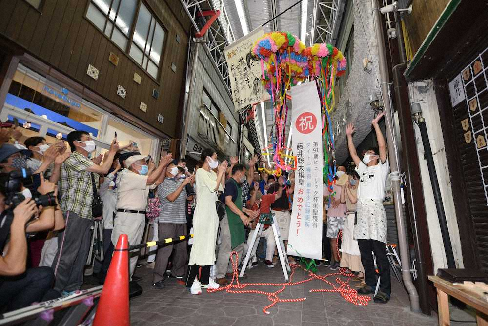 地元・瀬戸市の商店街では藤井七段の初タイトルを祝し、くす玉が割られた（撮影・岸　良祐）