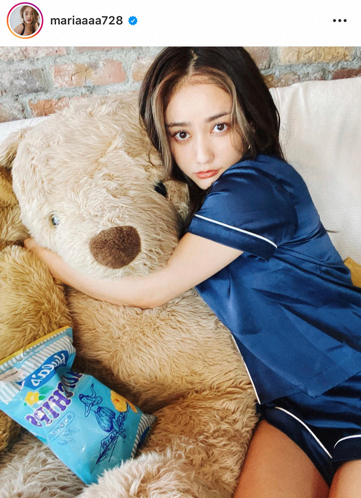 【画像・写真】谷まりあ　パジャマ姿で「おやすみ～ん」　ぬいぐるみ抱きしめる姿に「色気がだだ漏れ」