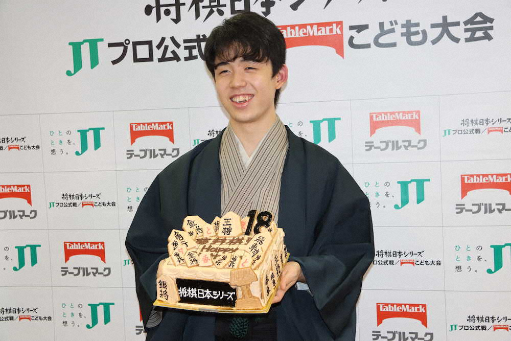 【画像・写真】藤井棋聖へ一足早いバースデーサプライズ！将棋ケーキに「感激」　日本シリーズJT杯