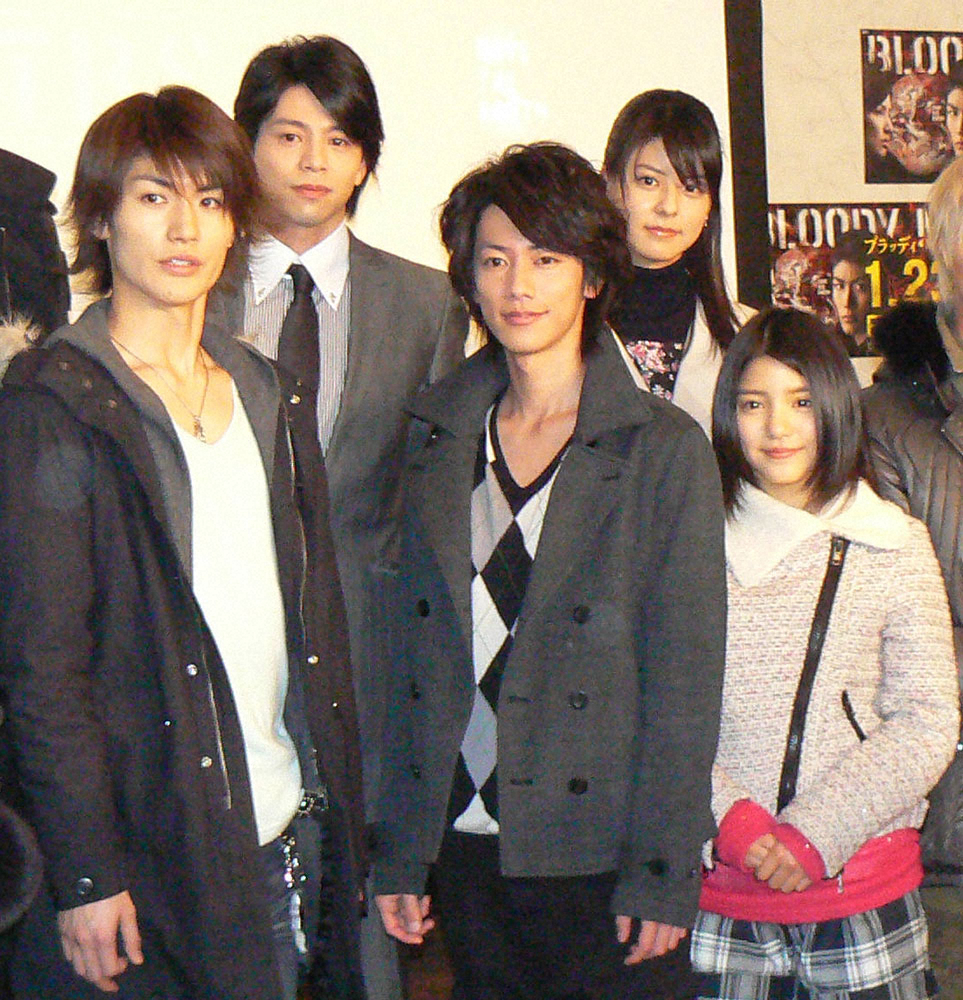 「ブラッデイ・マンデイ」制作発表に出席した（前列左から）三浦春馬さん、佐藤健、川島海荷、