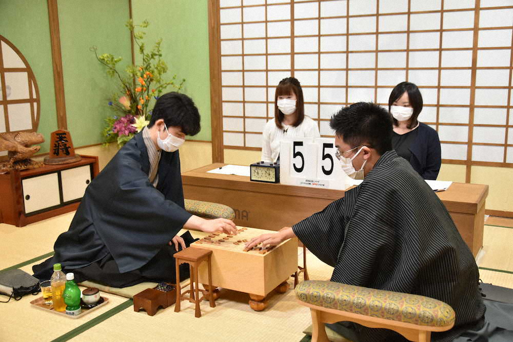 【画像・写真】藤井棋聖、17歳白星締め！偉業ずくめの1年　タイトルに勝る「ご褒美はない」