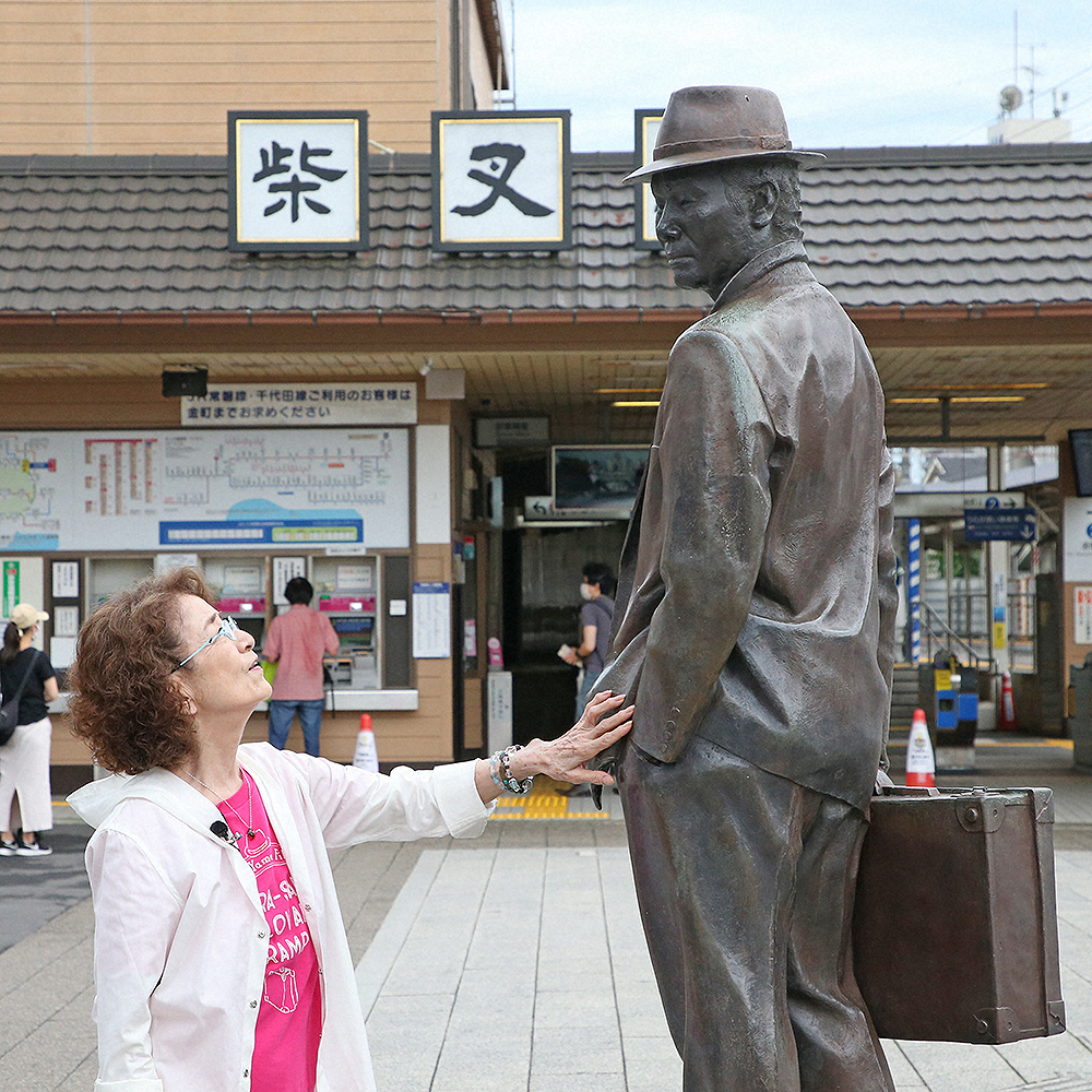 柴又駅前にある寅さんの銅像を見つめる倍賞千恵子（撮影・西川　祐介）
