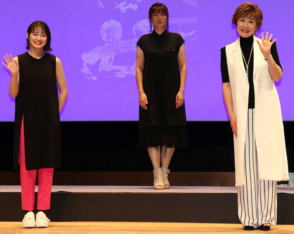実在した盲目の女旅芸人・小林ハルさんの波乱の人生を描く映画「瞽女　GOZE」の完成披露試写会に出席した（左から）吉本実憂、中島ひろ子、小林幸子