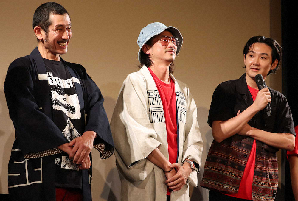 映画「破壊の日」の初日舞台あいさつに登壇した（左から）渋川清彦、窪塚洋介、松田龍平