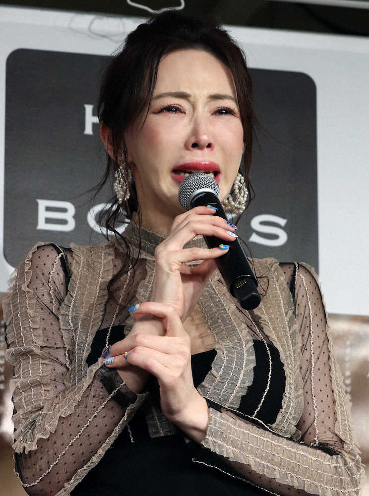 写真集「独白」の発売イベントで涙ながらに復帰への思いを語る岩本和子