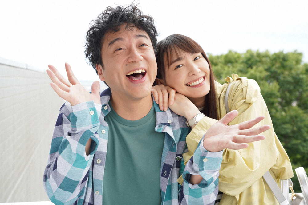 「親バカ青春白書」で夫婦役を演じる新垣結衣（右）とムロツヨシ（C）日本テレビ