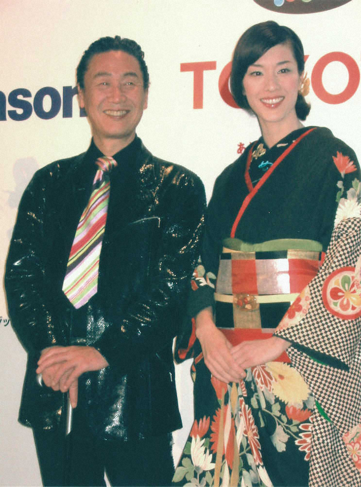 【画像・写真】映画「アポルタージュ　行くぞ！」の試写会で舞台あいさつした山本寛斎さんと次女の山本未來（05年3月）