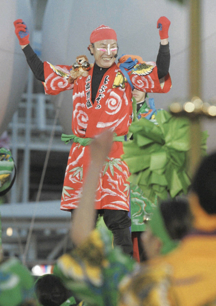 【画像・写真】05年、愛知万博オープニングイベントの舞台で声援に応える山本寛斎さん