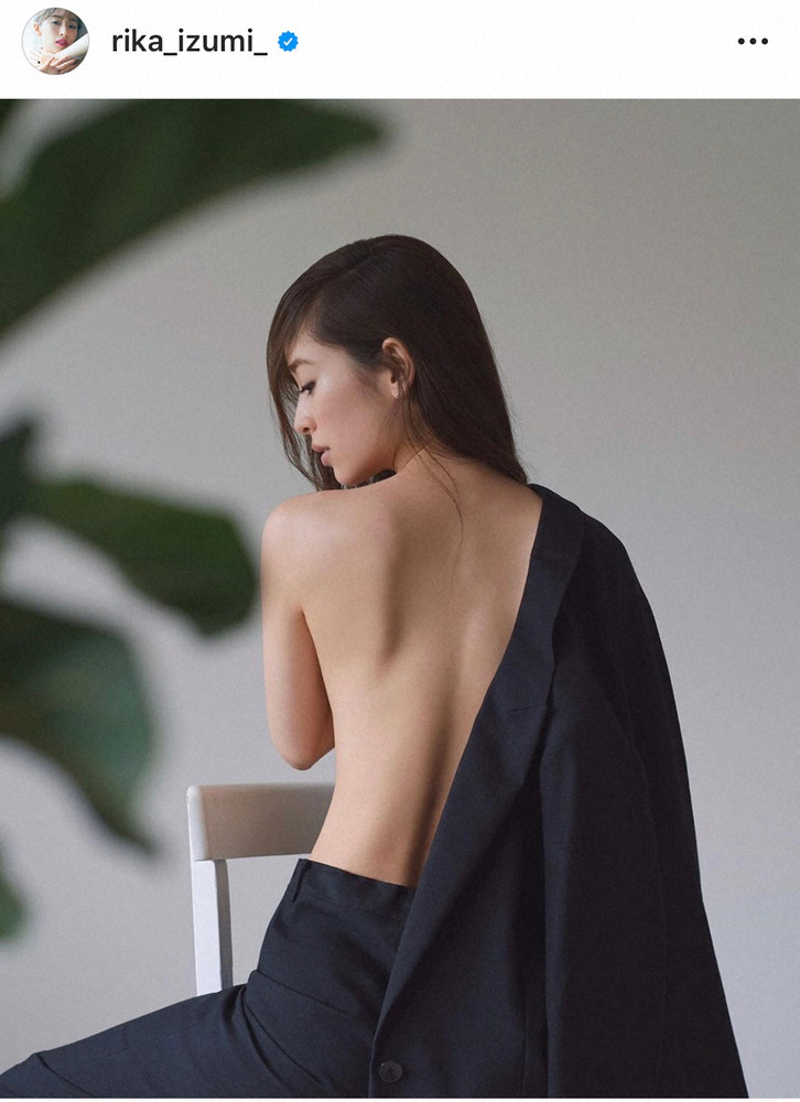 【画像・写真】泉里香「手をかけた」“美背中”披露　ファン大絶賛「美し過ぎ」「こんな綺麗な背中見たことない」