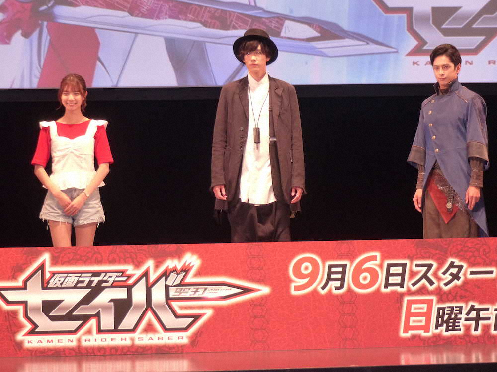 「仮面ライダーセイバー」に主演する内藤秀一郎（中央）。左はヒロイン役の川津明日香、右は山口貴也