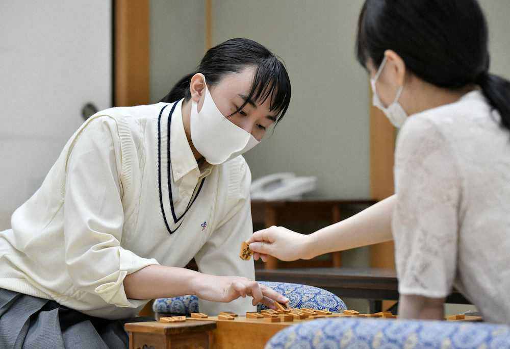 女流プロ2級の資格を獲得した野原未蘭さん＝29日午後、大阪市の関西将棋会館