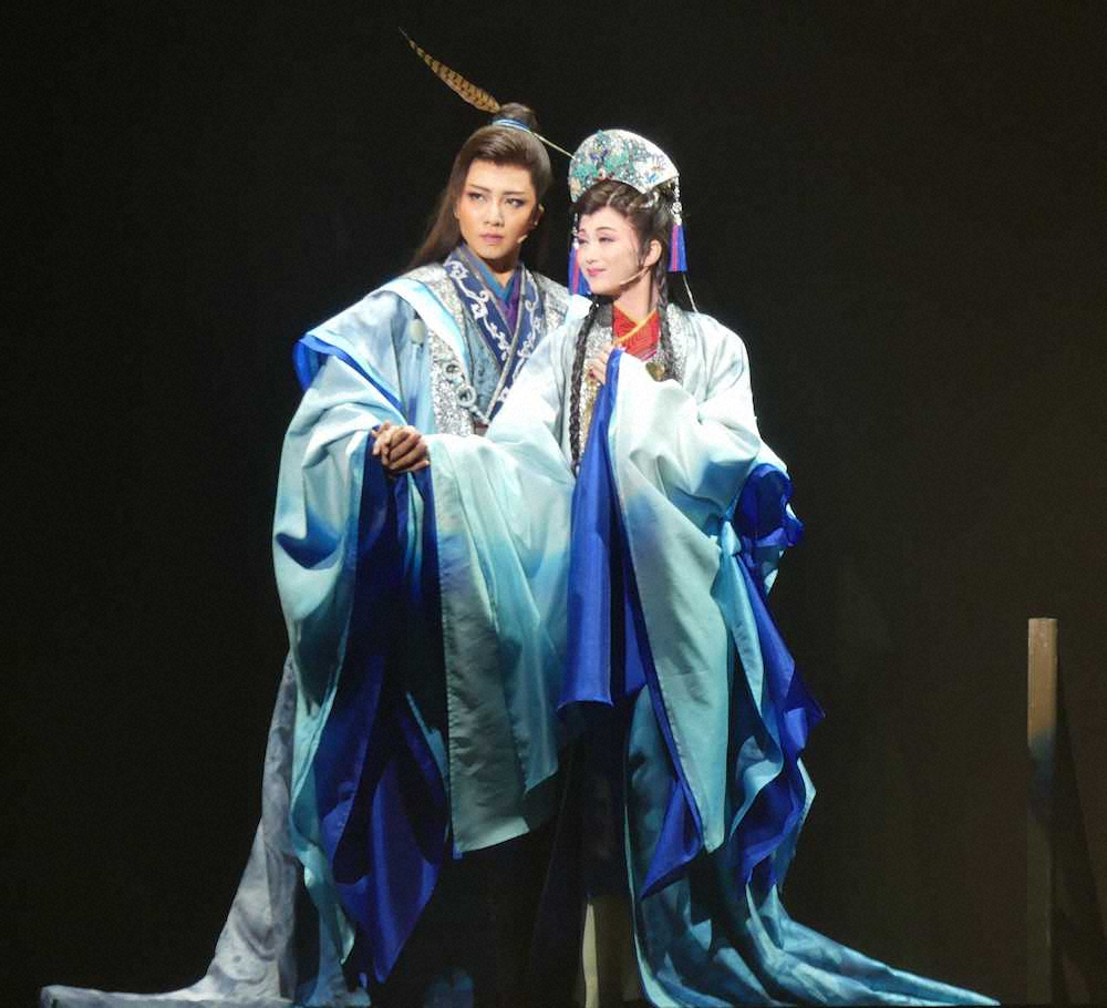 星組東京公演の舞台稽古を行った礼真琴（左）と舞空瞳