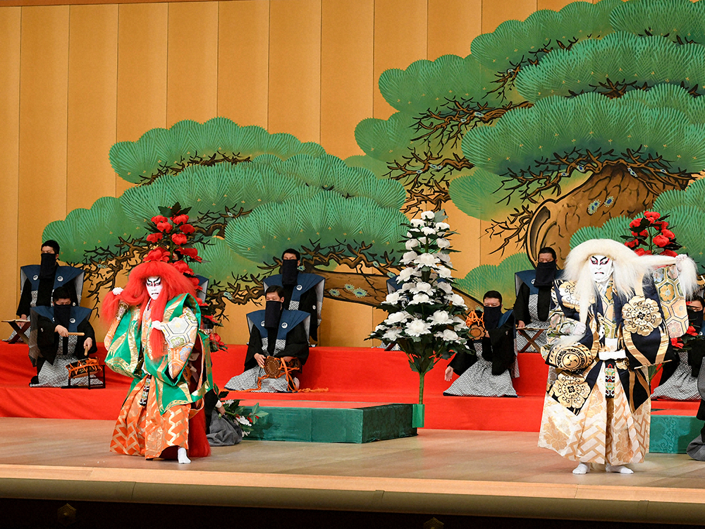 8月1日から公演を再開する東京・歌舞伎座で、舞台稽古を行った中村壱太郎（左）と片岡愛之助。長唄や鳴り物の奏者たちは特製マスクを着用した（C）松竹