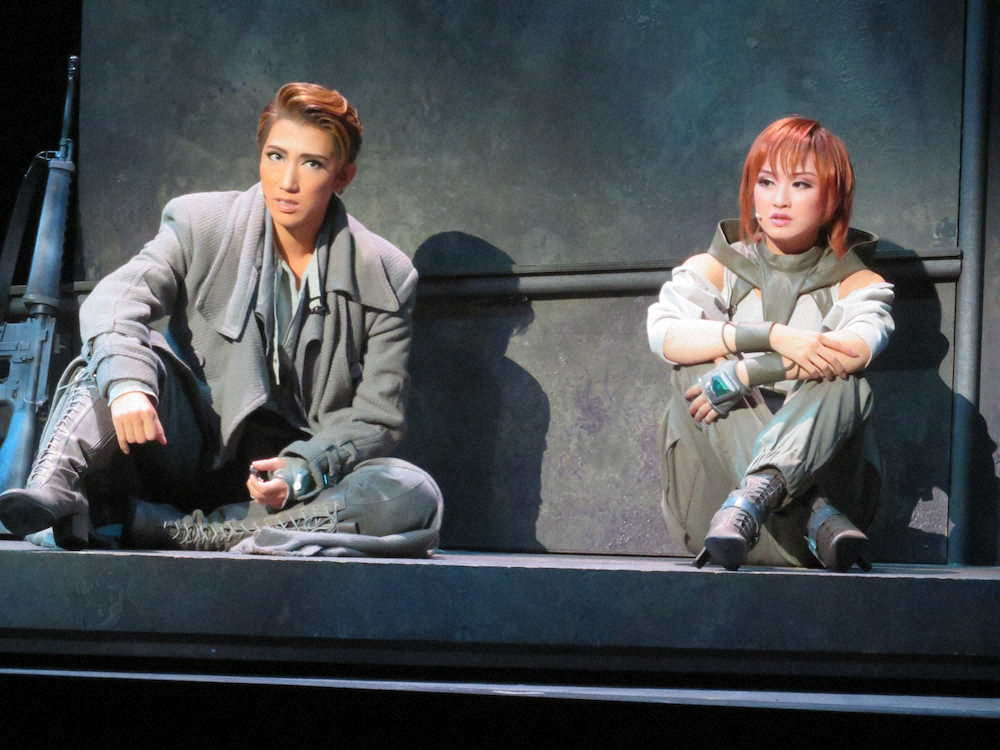 約4カ月遅れで開幕した話題作「FLYING　SAPA」に主演する（左から）宝塚歌劇団宙組トップスター・真風涼帆とトップ娘役・星風まどか